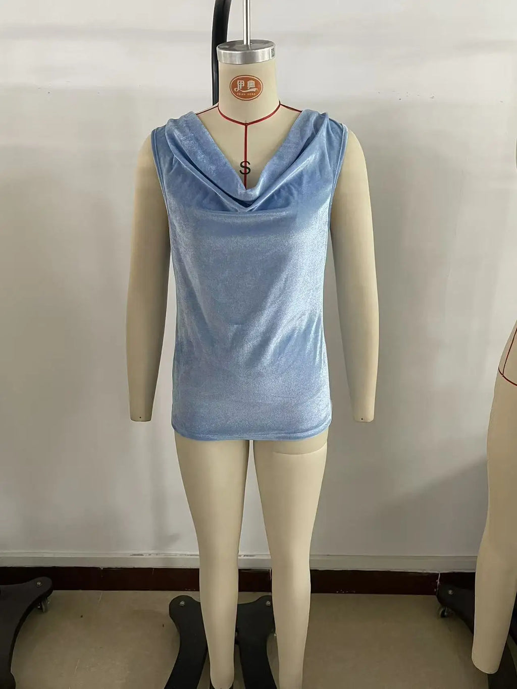 2026 New Fashion Women’s Clothing: Stylish, Solid-Colored, Plunging Neckline, Sleeveless, Sensual Velvet Vest.