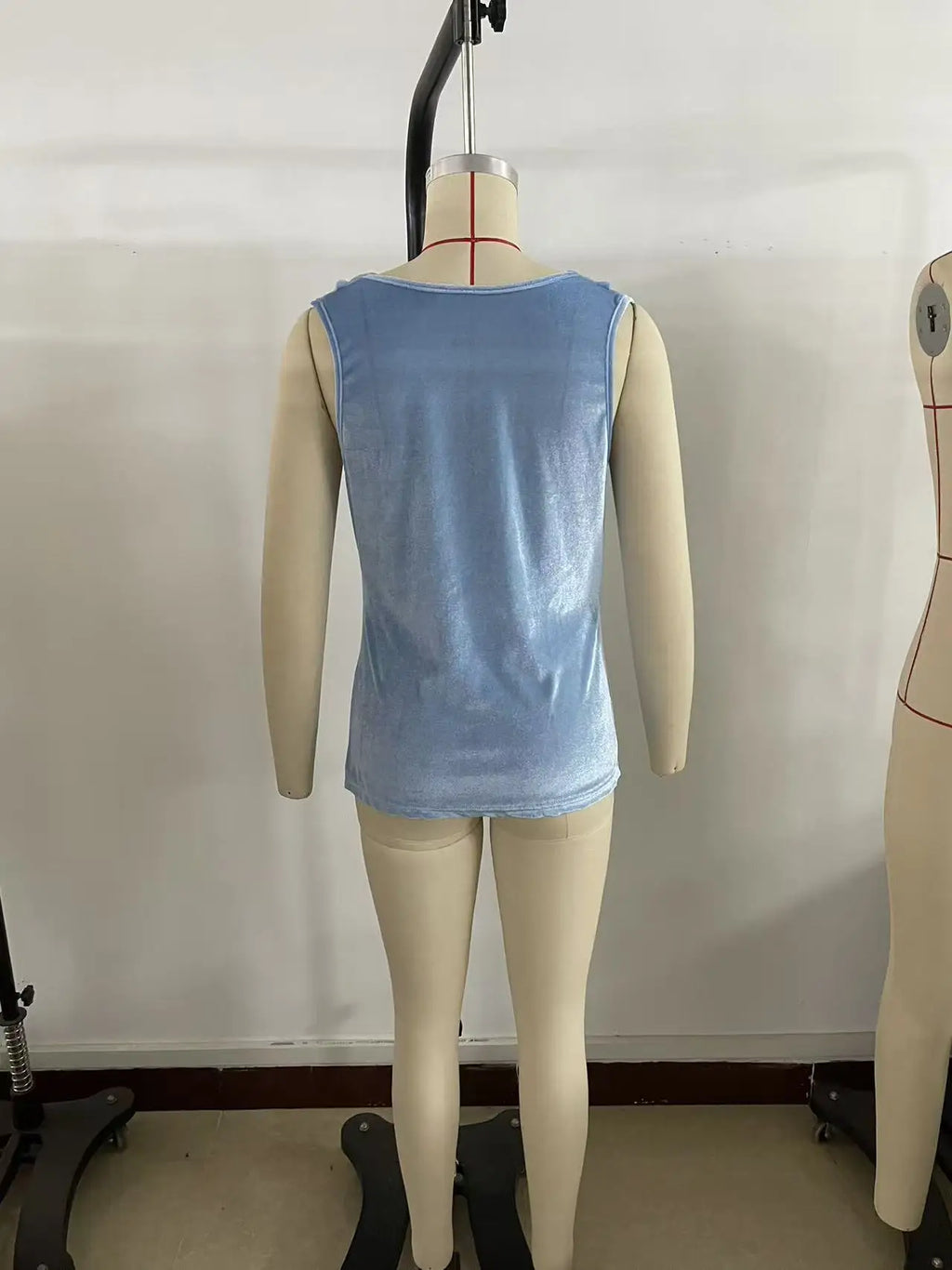 2026 New Fashion Women’s Clothing: Stylish, Solid-Colored, Plunging Neckline, Sleeveless, Sensual Velvet Vest.